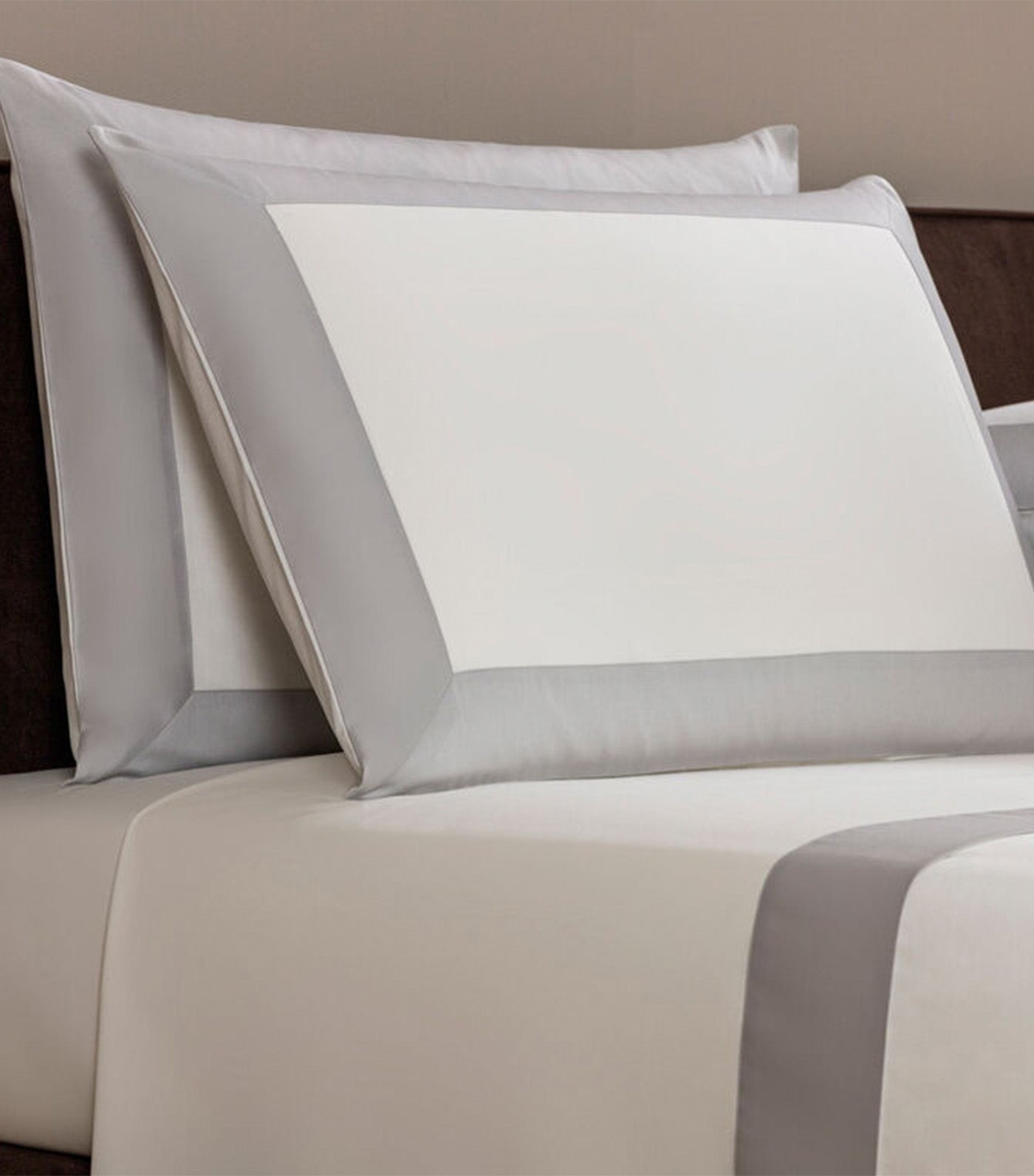 Bold Pillowcase Milk/Gray Cliff