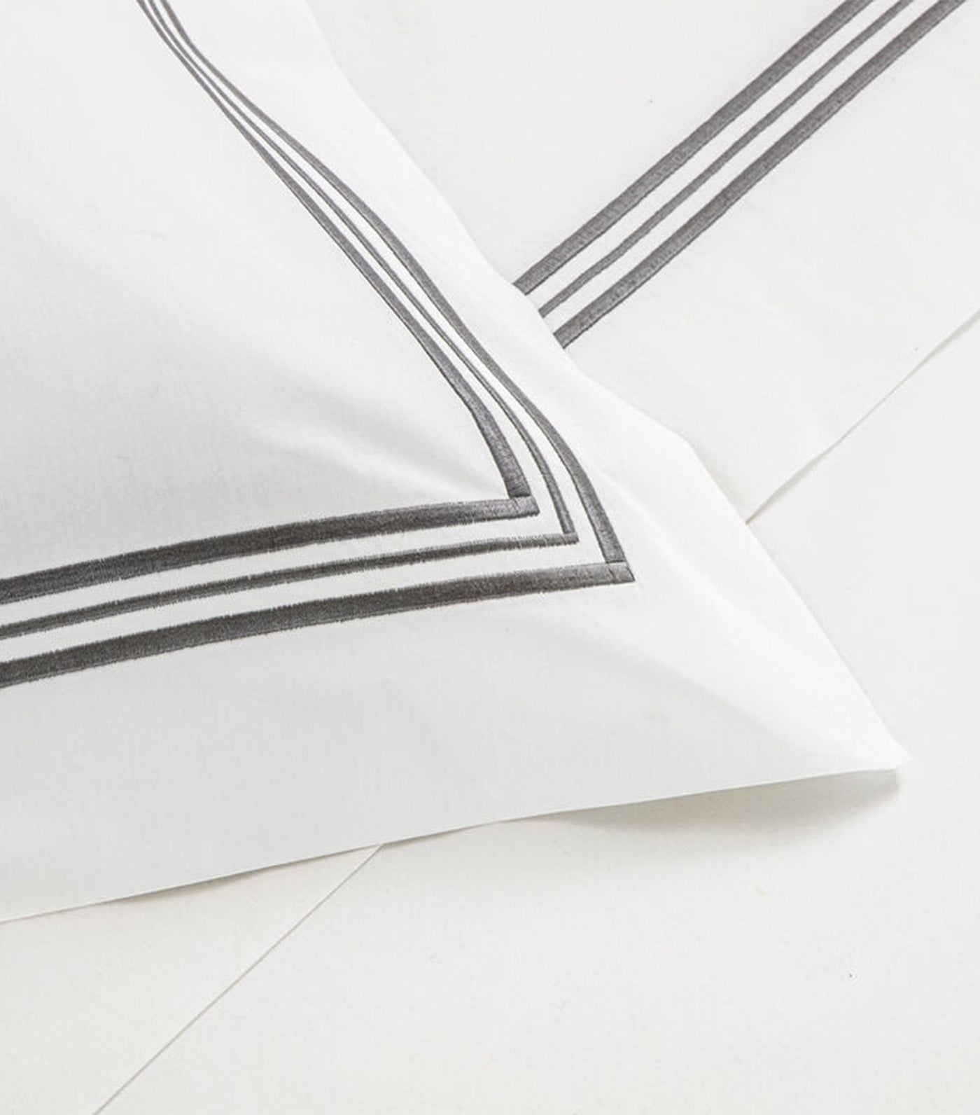Triplo Bourdon Duvet Cover White/Slate Gray