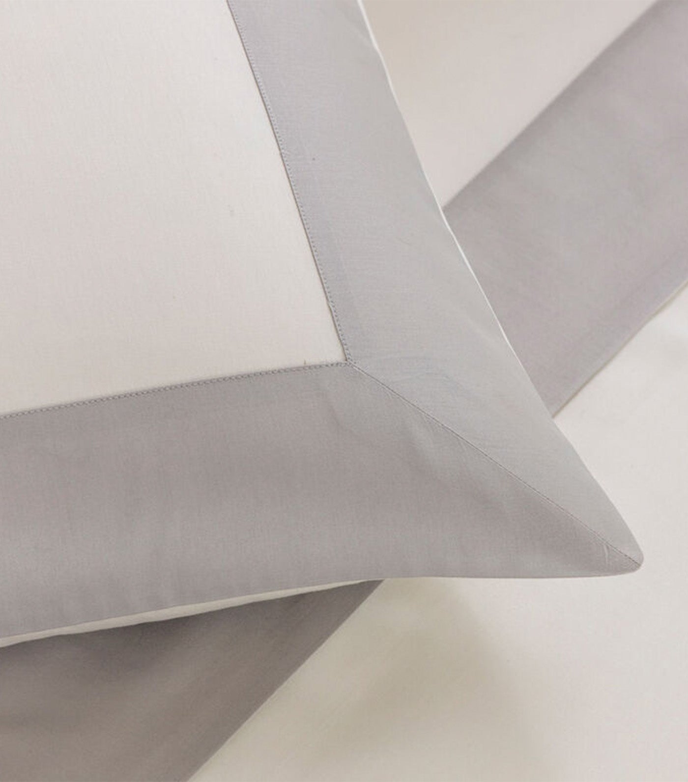 Bold Pillowcase Milk/Gray Cliff