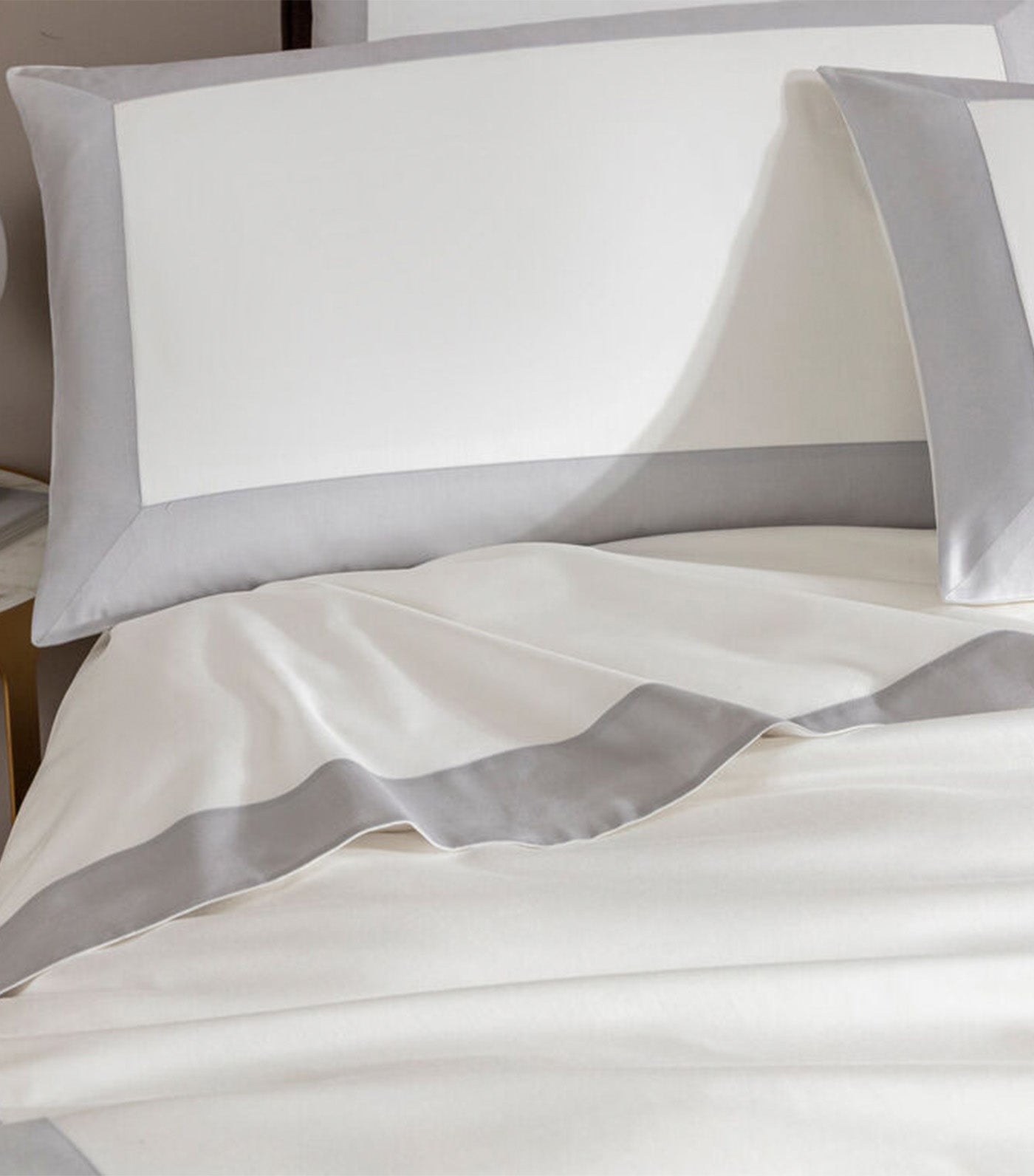 Bold Pillowcase Milk/Gray Cliff