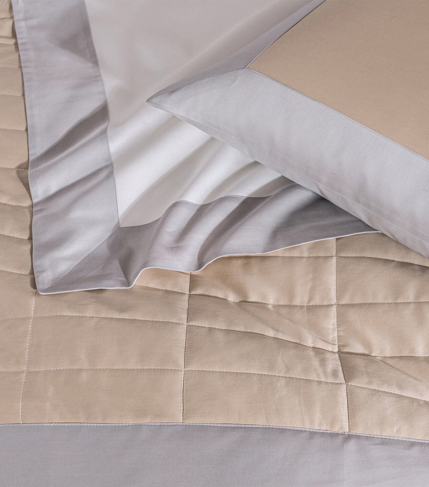 Rectangular Light Quilt Savage Beige/Gray Cliff